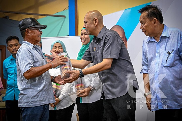 YB MENTERI TURUN PADANG MERIAHKAN PROGRAM JUALAN RAHMAH MADANI (PJRM) SEMPENA HARI NATAL 2024